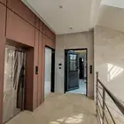للبيع شقق علويه بسلم داخلي للسطح تشطيب vip مدينه ابها