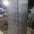 دولاب يحتوي على خانه تعليق وثلاثه ادراج وخزنه