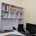 مكتب كبير وواسع كويس للمذاكره وتقدر تحط فيه شاشه وسوني