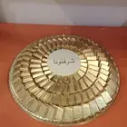 رص وترتيب صواني شوكلت مغلف.