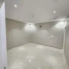 للأيجار شقة خمس غرف بحي المروه