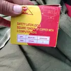 هذا قفل باب كهربائي (safety latch lock).