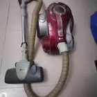 مكنسة كهرباء وسيارة أطفال للبيع