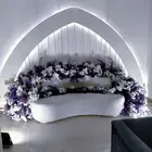 كوشة على شكل قوس مع خلفية وورد