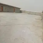 حوش مع سكن ثلاث غرف وثلاث دورات مياه ومطابخ شامل الكهرب والم