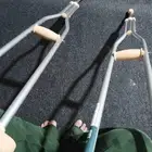 عصا للمساعده على المشي