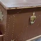 صندوق تراث وكرسي من الخزف مع كرسي