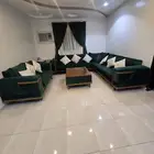 اثاث كنب نظيف للبيع مع الستارة