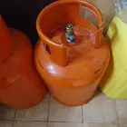 اسطوانتين غاز للبيع واحد مع منظم وتأتي من دون وفيها غاز
