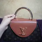 شنطة L v