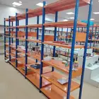 العرض ديكور وارفف وطاولات البيع علي السوم