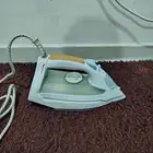 مكواه ملابس خربانه لاكن نظيفه جدا