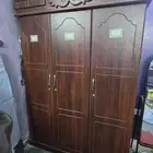 دولاب خشب نظيف قوي