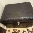 صندوق اسود ملبس من الداخل بقماش ومن الخارج بجلد
