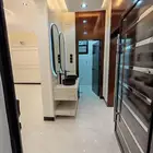 شقه تمليك علوي بأحد رفيده حي العزيزيه بسطح خاص ومصعد شغال