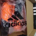 جزمة كرة قدم اديداس برتقالي اصلي جديد ب 200 مقاس 41