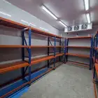 غرفة تجميد مع رفوف