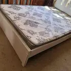 سرير شبه جديد بمرتبة طبية بلباد