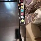 غرفة نوم وشاشة تلفزيون وجهاز جري ومكنسة ومكةاة