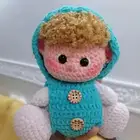 دمى وباقات ورد بخيوط القطيفة