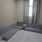 مجلس أرضي مع سجادة و ستائر
