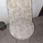 كرسي طعام منجد نظيف كما هو موضح بالصور للبيع بالرياض