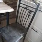طاوله الطعام للبيع نظيفه جدا مع كراسي طقم العقيق