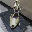 صندل لون ذهبي كعب