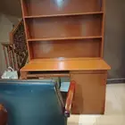مكتب وكرسي وطاولة شاشة وموكيت
