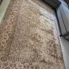 للبيع سجادة حرير لونها أخضر فاتح