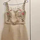 فستان علاقي بسيط لون بيج