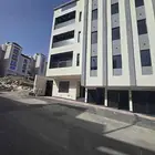 للبيع شقه علويه مصعد جاهز وسطح خاص 520 الف بجوار المطار