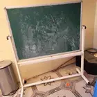 سبورة ومساند وصحون وقز