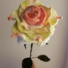 وردة جوري كبيرة وباقات ورد بخيوط الصوف