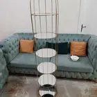 طاولات له قاعده و قزاز من فوق و رفوف