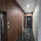 للبيع شقه علويه مصعد جاهز وسطح خاص بجوار المطار