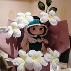 باقة ورد مع دمية بخيوط الصوف