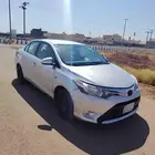 يارس 2016نظيفه ماشيه 183الف فيها رفرف يمين وبابين يسار