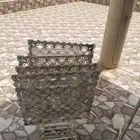 طاولات رخام جديدة على الشرط الشجرة المضيئة وطاولات عاديه