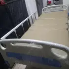 سرير طبي نظيف جدا مع فرشته