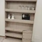 دولاب أرفف خشبي لدلال وفناجين القهوة