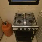 سرير ومرتبتين و كرسى وترابيزة وانبوبة وبوتاجاز