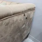كنب للبيع مخمل فيه حرق بين الكنبتين الطويله