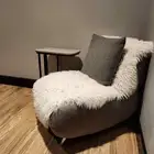كنبة مع طاولة أي هوم