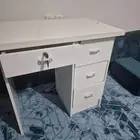 مكتب ابيض نظيف جدا من أراد التواصل الجاد