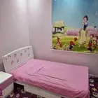 غرفة نوم سرير وخزانة ومكتب طاولة طعام اربع كراسي اريكة