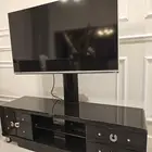 تلفزيون مع طاوله