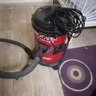 جهاز جري ومكواة غرفة نوم ومكنسة وسلة وكرة وأشياء أخرى