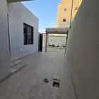 للبيع روف علوى وشقه ارضى بحوش ومدخل بالقرب من نادى ضمك