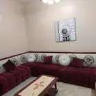 كنب عنابي اللون نظيف جدا لا يوجد به أي قطع او بقع على السوم